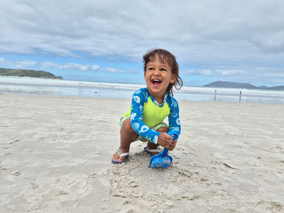 Alegria de pé na areia